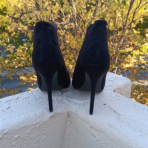 NWT Mossimo Sabrina Black Suede Booties Gold Toe Plate Zipper - Picture 5 of 10